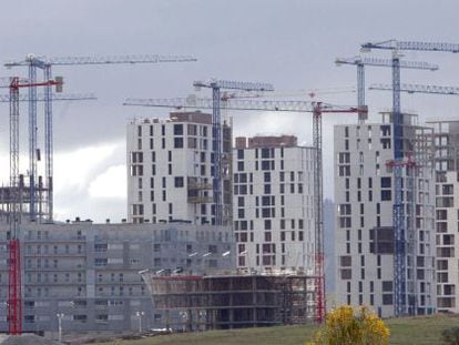 En la imagen, varios bloques de viviendas en construcci&oacute;n. EFE/Archivo