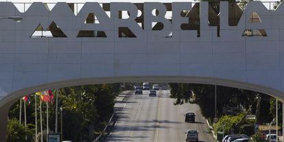 Arco en una de las entradas a Marbella.