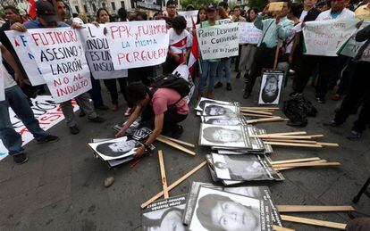 Protesta contra el indulto de Alberto Fujimori en Lima este lunes.
