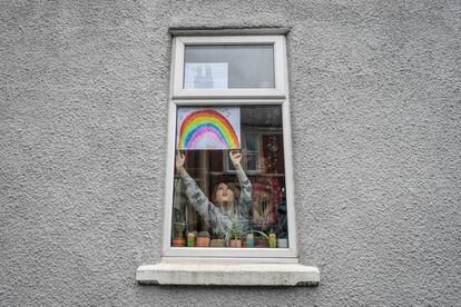 Jack Tucker, de siete años, coloca su arco iris en la ventana de su casa en Bedminster, Bristol. Era 1 de abril y la población del Reino Unido estaba confinada para frenar la propagación del coronavirus.