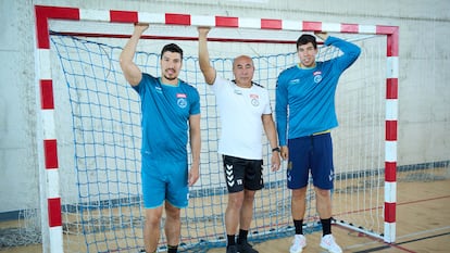 Talant Dujshebaev, entre sus hijos Álex y Dani, el pasado agosto en el pabellón de Guarnizo (Cantabria).
