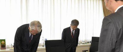 El presidente de Kobe Steel, Hiroya Kawasaki, se inclina ante el ministro de industria japon&eacute;s, Akihiro Tada.