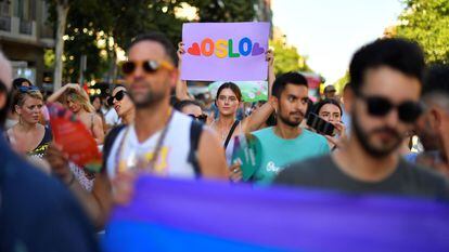 Una manifestante con una pancarta que recuerda el tiroteo en Oslo contra un bar gay, durante la marcha del Orgullo en Barcelona el 25 de junio.