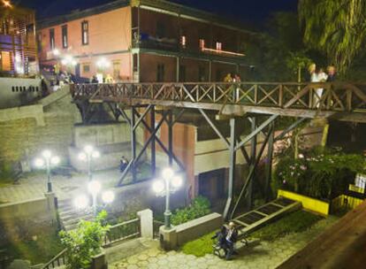 Vista nocturna del Puente de los suspiros de Lima