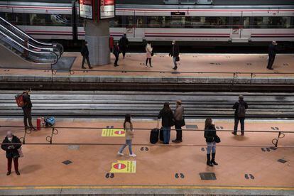 Viatgers a l'estació de Rodalies d'Atocha, dimarts.