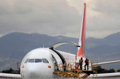 Proceso de carga de un avión de Avianca, este lunes en Bogotá.
