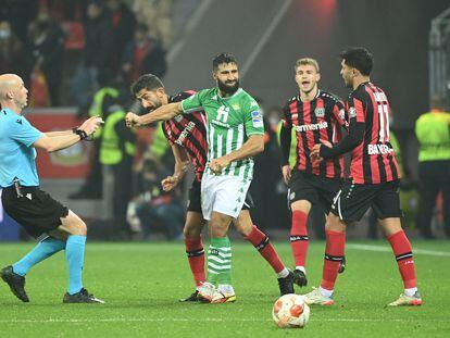Fekir golpea a Demirbay antes de ver la roja en la goleada del Leverkusen al Betis.