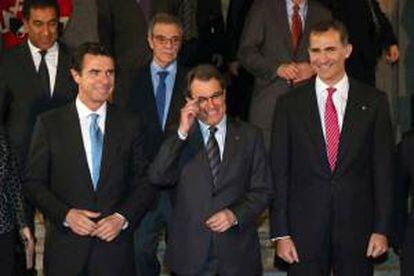 Foto de familia del Príncipe Felipe, junto al presidente de la Generalitat, Artur Mas (c); el ministro de Industria, José Manuel Soria (i), y el presidente de Telefónica, César Alierta (c-atrás).