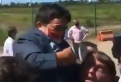 Fotograma del vídeo en que Bolsonaro confunde un enano con un niño durante la inauguración de una central termoeléctrica en Brasil.