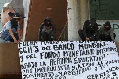 Estudiantes encapuchados protestan en la UNAM.