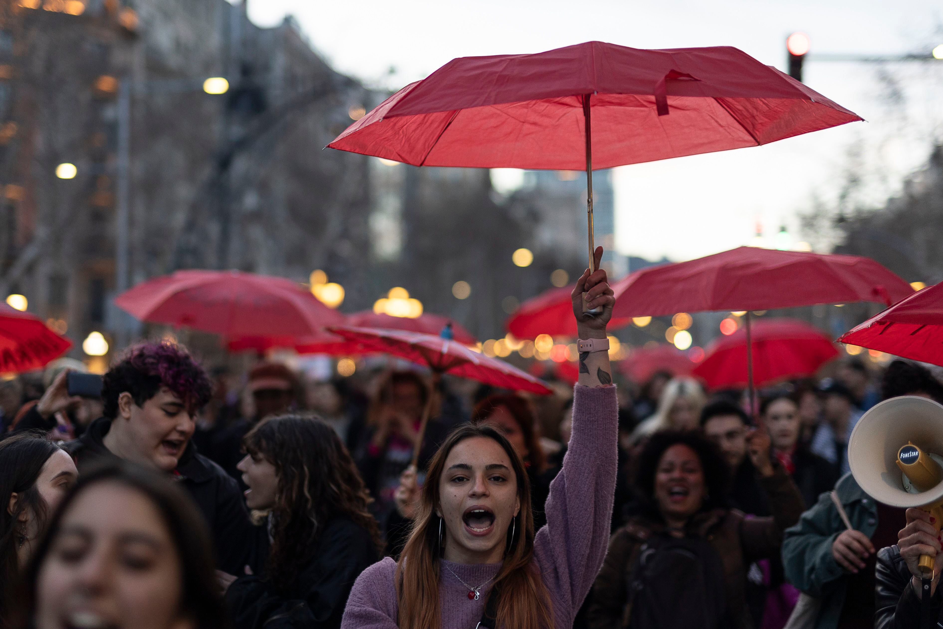 Una joven levanta un paraguas durante la manifestación del Día Internacional de la Mujer en Barcelona.