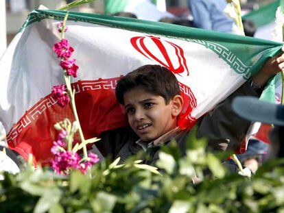 Un niño sostiene una bandera iraní en la plaza Engelab de Teherán durante la celebración ayer del día de la República Islámica.