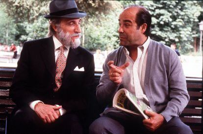 Un Saza gairebé irreconeixible, amb barba blanca, a la pel·lícula 'Una pareja perfecta', de Francesc Betriu, amb Antonio Resines (dreta).