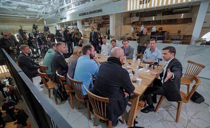 El presidente de Ucrania, Volodímir Zelenski, con un grupo de periodistas.