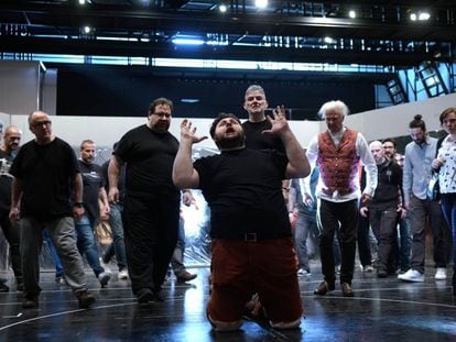 El barítono Misha Karia (en el centro de la imagen) durante un ensayo de 'Falstaff' en el Teatro Real.