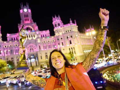 Jenni Hermoso con el trofeo de campeonas del Mundo, en el autobús a su paso por la plaza de Cibeles de Madrid, el pasado lunes.