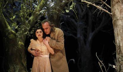 Jose Coronado, con Olivia Delcan en la obra &#039;Ushuaia&#039;, en el Teatro Espa&ntilde;ol de Madrid.