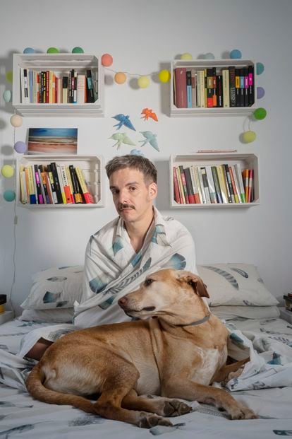 El director y guionista Javier Giner ha publicado 'Yo, adicto'. En la imagen, en su casa junto con su perro Paco.