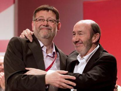 El nuevo l&iacute;der del PSPV, Ximo Puig, abraza a Rubalcaba en la clausura del congreso valenciano. 