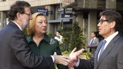 El presidente del Gobierno y del PP, Mariano Rajoy, saluda al presidente del Partido Aragon&eacute;s (PAR), Arturo Aliaga, ante la presidenta del PP de Arag&oacute;n, Luisa Fernanda Rudi, en Zaragoza.