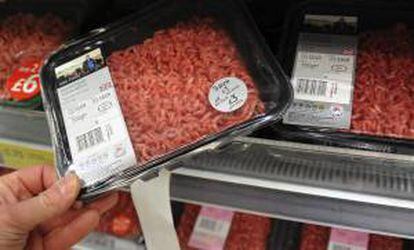 Bandejas de carne picada se venden en un supermercado Tesco de Londres, Reino Unido. EFE/Archivo