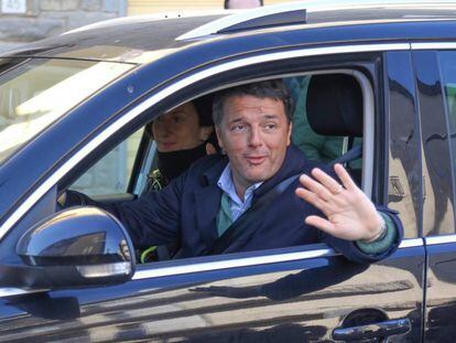 Matteo Renzi conduce su coche cerca de Florencia.