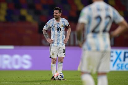 Lionel Messi, antes de patear el penalti para Argentina en el partido contra Chile, este jueves.
