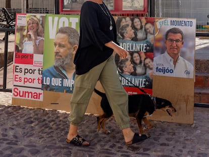 Una mujer pasa por delante de cuatro carteles electorales en Ronda (Málaga).