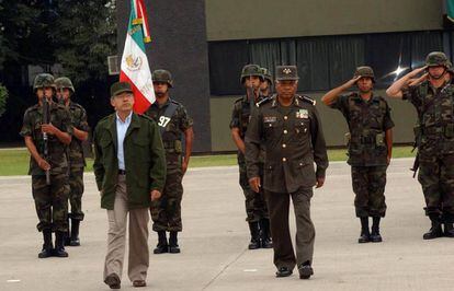 Felipe Calder&oacute;n se viste de militar en Michoac&aacute;n.