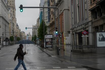 Un hombre atraviesa Gran Vía a la altura de Callao. / LUIS DE VEGA
