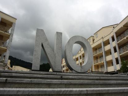 &#039;NO&#039;, escultura del artista espa&ntilde;ol Santiago Sierra expuesta en 2010 en la bienal de Carrara, Italia. 