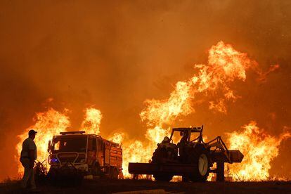 A person watches the fire in the municipality of Odemira, Portugal, this Monday.