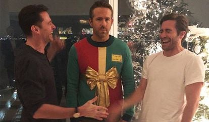 De izquierda a derecha Hugh Jackman, Ryan Reynolds y Jake Gyllenhaal, las pasadas Navidades.