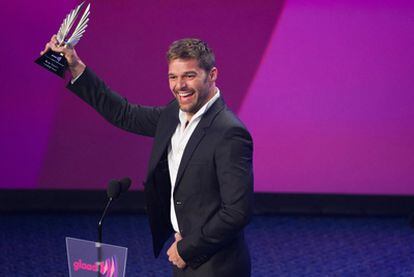 El cantante puertoriqueño Ricky Martin recibió anoche el galardón <i>Vito Russo</i> de la Glaad (Alianza de gays y lesbianas en contra de la difamación, en su sigla inglesa) por conversar publicamente en el programa televisivo de Oprah Winfrey sobre su homosexualidad y su decisión de salir del armario. El premio <i>Vito Russo</i> homenajea cada año al personaje que más haya promovido la igualdad de derechos de esa comunidad ante los medios de comunicación.