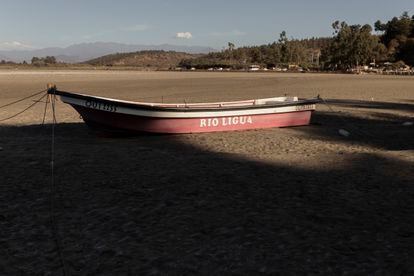 Además de reconocer el agua como un derecho humano, el nuevo texto constitucional que los chilenos votan este domingo tiene un fuerte enfoque ambiental y también reconoce los derechos de la naturaleza y los animales. En la imagen, una embarcación de nombre “Río Ligua” es vista en la playa Las Salinas, a 20 km de La Ligua, en la costa de la provincia.
