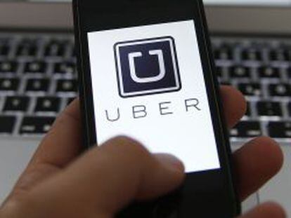 Un usuario consulta la aplicación de móvil Uber.