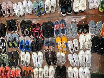 Algunas de las deportivas que serán donadas a personas sin hogar dentro de la campaña Sneakers for Hope el 18 de julio en Ciudad del Cabo, Sudáfrica.