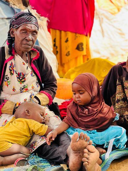 Hawa Sagar, de 60 años, fotografiada este mes en el campamento para desplazados en el que vive junto a su hija y sus nietos.