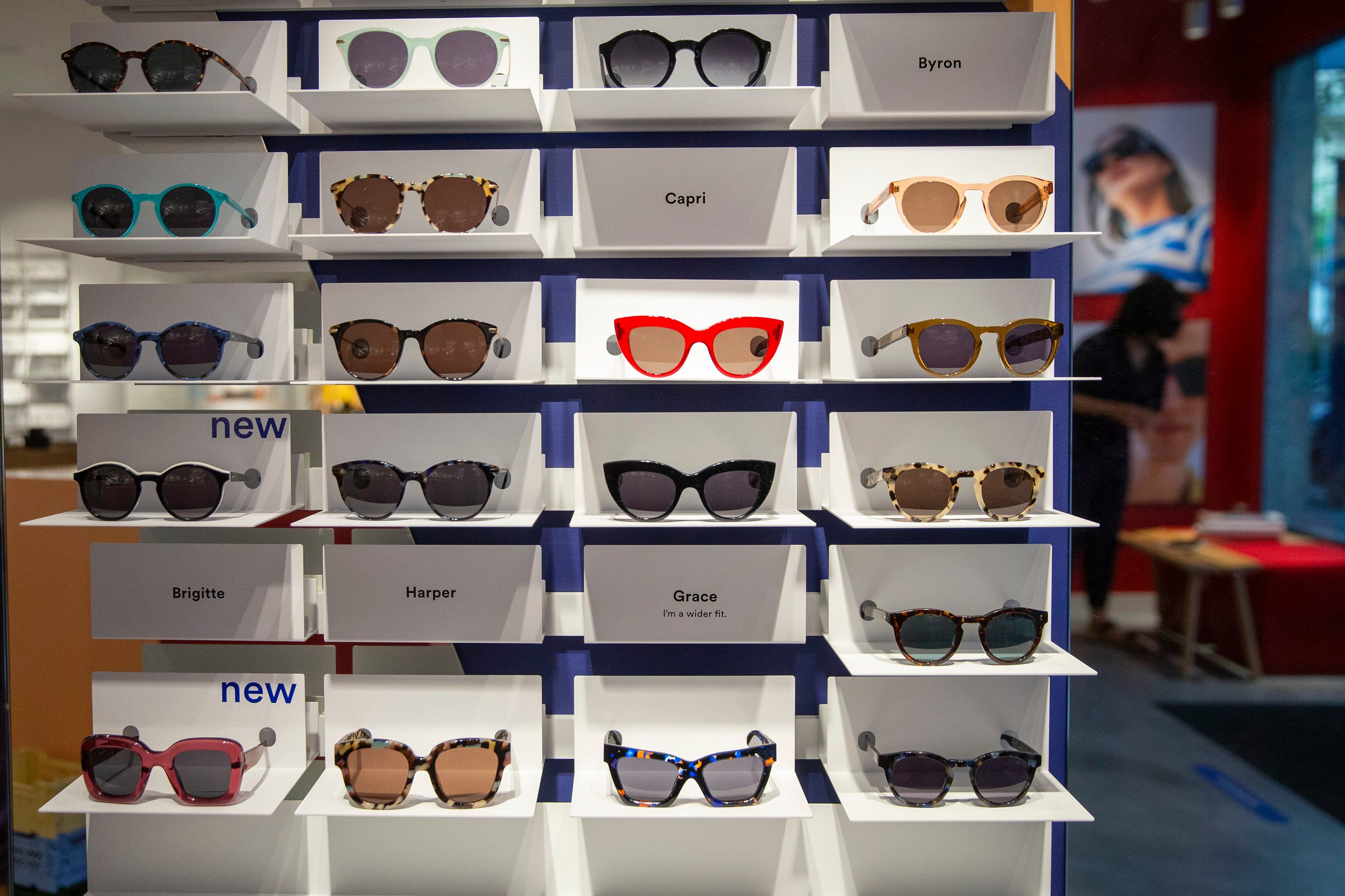 Gafas de sol dentro de la tienda de gafas Ace & Tate en Madrid. 