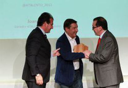 Joan Roca recibe el galardón, acompañado de Raúl Grijalba, presidente de Manpower Group, y Jorge Rivera, director de Cinco Días