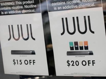 Una tienda anunciado una oferta de cigarrillos electrónicos Juul