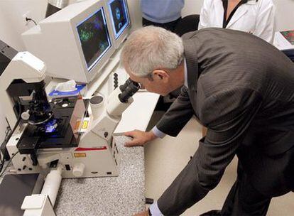 El presidente de la Xunta durante la visita a los laboratorios del Instituto de Investigación Sanitaria del Complejo Hospitalario de Santiago.