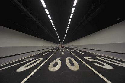 Interior del túnel de Xiamen, el primero submarino de China para transporte por carretera.