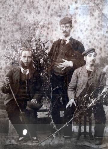 De izquierda a derecha, el cochero Serra, Santiago Rusiñol y Ramon Casas, en una imagen de la época.