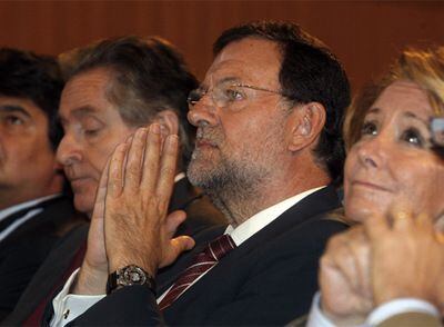 Mariano Rajoy, en el centro, durante el encuentro financiero. A su derecha, Miguel Blesa y, a su izquierda, Esperanza Aguirre.