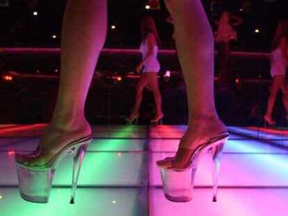 Prostitutas, a la espera de clientes en el Club Dallas de Aguilana (Girona), en 2010.