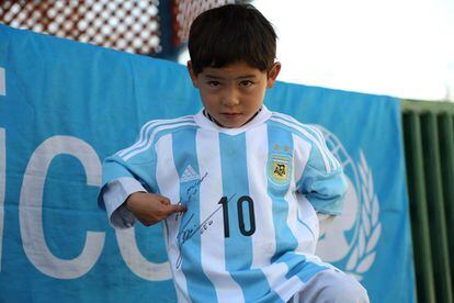 Murtaza con la camiseta de Leo Messi. 