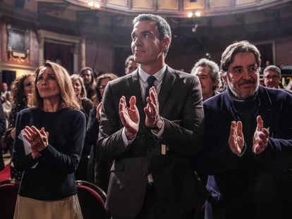 Ana Belén, Pedro Sánchez y García Montero, este lunes en el homenaje.