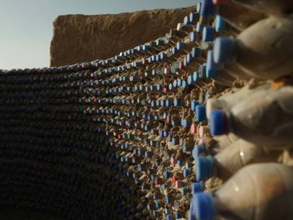 Una vivienda construida en el campamento saharaui de Tinduf, en Argelia, con botellas rellenas de arena.