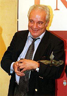Javier Reverte, tras recibir el I Premio Torrevieja de novela.